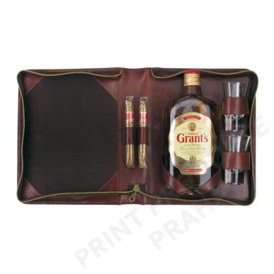 kožená souprava, whisky, doutníky a sklenice BOND